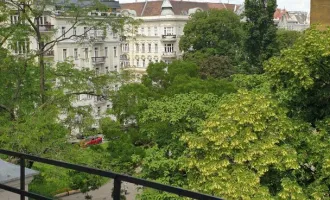 ALTBAUWOHNUNG mit KLEINEM BALKON und PARKBLICK