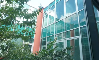 Modernes Bürohaus mit viel Glas in sehr gutem Zustand, teilklimatisiert, rd. 60 Räume und ca. 45 Stellplätze - nahe Autobahnknoten Vösendorf und Wiener Stadtgrenze