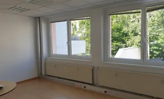 helles Büro in Bürohaus, PKW-Stellplatz