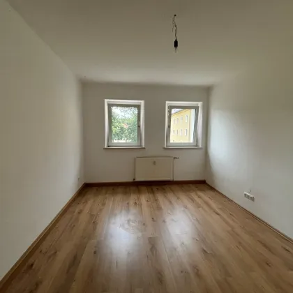 Einladendes Wohnambiente und praktische Raumaufteilung: gemütliche 2-Zimmer-Wohnung mit Grünblick bietet die perfekte Kombination aus naturnahem Wohnen und ausgezeichneter Infrastruktur in Stadtnähe! - Bild 3