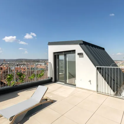 CITY VIEW & STYLE // MODERNE DACHGESCHOSSWOHNUNG // PANORAMAFENSTER // TERRASSE + DACHTERRASSE MIT TRAUMBLICK // NÄHE UHLPLATZ - Bild 3