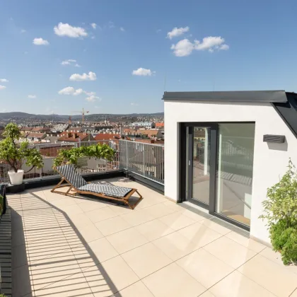 CITY VIEW & STYLE // MODERNE DACHGESCHOSSWOHNUNG // PANORAMAFENSTER // BALKON + TERRASSE + DACHTERRASSE MIT TRAUMBLICK // NÄHE UHLPLATZ - Bild 2