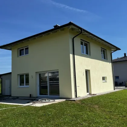 Schlüsselfertiges Einfamilienhaus, großes Grundstück inklusive, in ökologischer Bauweise in Klagenfurt Nähe. Doppelcarport, überdachtem Zugang zum Haus, Speis', Luftwärmepumpe, Kamin und Terrasse. Noch im Sommer bezugsfertig. - Bild 2