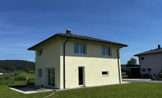 Schlüsselfertiges Einfamilienhaus, großes Grundstück inklusive, in ökologischer Bauweise in Klagenfurt Nähe. Doppelcarport, überdachtem Zugang zum Haus, Speis', Luftwärmepumpe, Kamin und Terrasse. Noch im Sommer bezugsfertig.