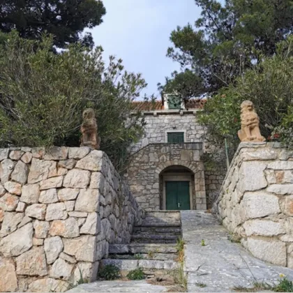 PRIVATES HERRENHAUS IN KROATIEN - EINE STEINVILLA AUF EINEM GRUNDSTÜCK VON ÜBER 1 HA IN ERSTER LINIE AM MEER MIT DIREKTEM ZUGANG ZUM MEER - Bild 3