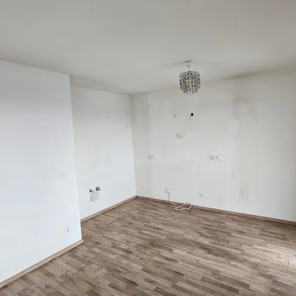 2-Zimmer-Wohnung mit Schrankraum und großer Loggia! - Bild 2