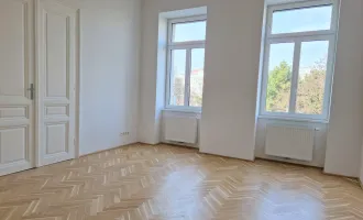 Traumhafte 2 Zimmer Erstbezugs-Altbauwohnung mit Loggia in zentraler Lage mit Parkblick!