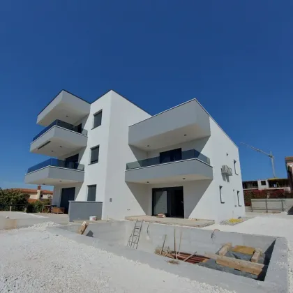 Meerblick-Maisonette mit Garten und Swimmingpool - Bild 3