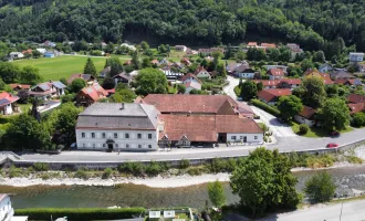 Historischer Vierkanthof mit einem Gastrolokal, Apartments, Mietwohnungen und großem Entwicklungspotential