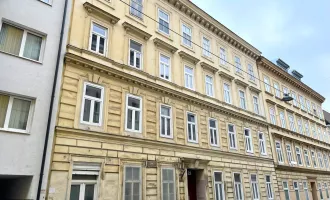 Altbau-Charme mit Renovierungspotenzial: Wohnungen in historischem Gebäudeensemble