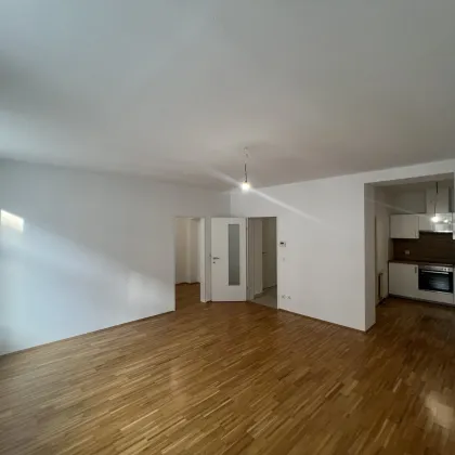 Nahe AKH! Sanierte + lichtdurchflutete 2-Zimmer-Wohnung! Generalsanierter Altbau ++ Garagenstellplätze im Haus!! - Bild 2