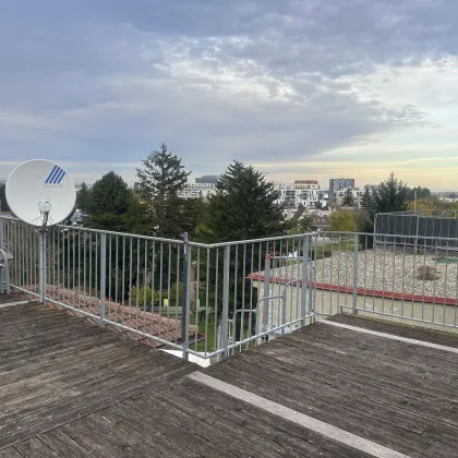 Großzügiges 4-Zimmer-Dachgeschoß-Top mit Balkon, Klimaanlage, begehbarem Flachdach und herrlichem Weitblick - Nähe Krankenhaus Nord. - Bild 2