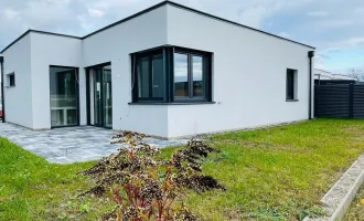 Hochmodernes Seehaus, Bungalow, 3 Zimmer, mit Garten und Terrasse, nur 4 Gehminuten vom Neufelder See entfernt