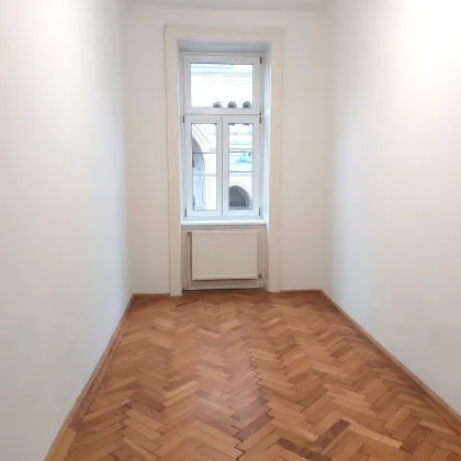 Altbauwohnung mit Blick auf Wiens historische Architektur - Bild 2