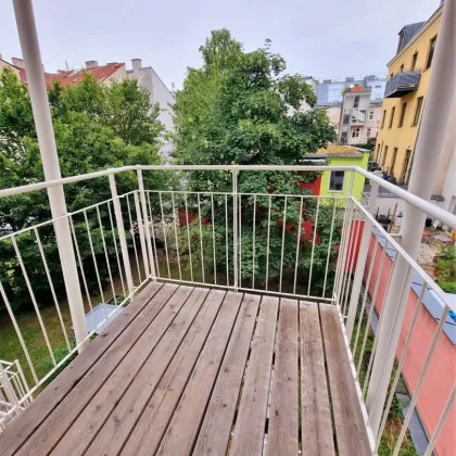 Nochmals reduziert! Blick ins Grüne + Absolute Hofruhelage! Frisch sanierte Kleinwohnung mit hofseitigem Balkon! Tolle Infrastruktur + Garagenplatz im Haus! Jetzt zugreifen! - Bild 2