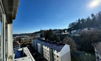 WELS-THALHEIM: Modernisierte und TOP-Sanierte 3-Zimmer-Wohnung mit atemberaubendem Fernblick im Herzen von Thalheim!