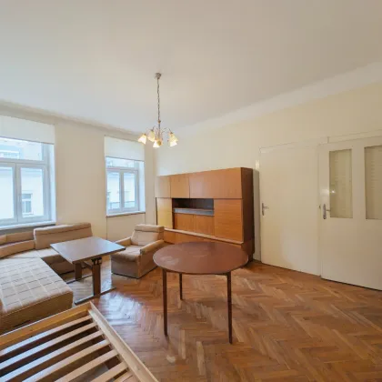 ++NEU++ Sanierungsbedürftige 2-Zimmer ALTBAUWOHNUNG mit Balkon! - Bild 2