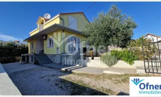 Haus mit zwei Wohneinheiten und schönem Meerblick, Zadar