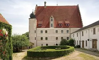 Ein liebevoll renoviertes und denkmalgeschütztes Renaissance Schloss Ensemble in einer der schönsten Urlaubsregionen Bayerns, Deutschland