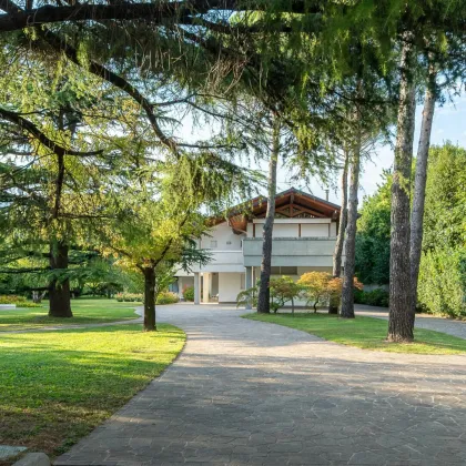 Luxuriöse Villa mit wunderschönen Garten und privater Zufahrt - Bild 3