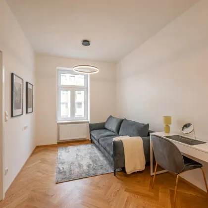 ++NEU++ Hochwertiger 2-Zimmer Altbau-Erstbezug mit ca. 9m² Balkon/Loggia und Einbauküche in sehr guter Lage! - Bild 2