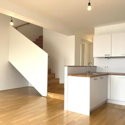 Helle 4-Zimmer DG-Maisonette  mit großem Balkon Nähe U1! - Bild 2