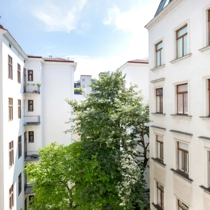 MITTEN IM SIEBTEN | Südseitige Stil-Altbauwohnung mit Grünblick | Hofruhelage | Prachtvolles Jahrhundertwende-Haus - Bild 2