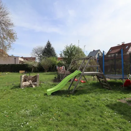 Großzügiger Familientraum mit Spielplatz - Bild 3