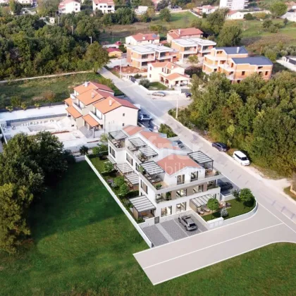 POREČ Haus zu verkaufen ca 2000 m vom Meer, Istrien - Bild 2