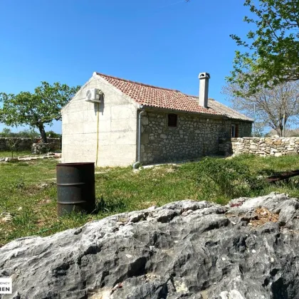 Kroatische Idylle: Charmantes 1-Zimmer-Stein-Haus in Ražanac, vollrenoviert mit Garten und Stellplatz - Bild 3