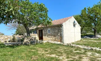 Kroatische Idylle: Charmantes 1-Zimmer-Stein-Haus in Ražanac, vollrenoviert mit Garten und Stellplatz