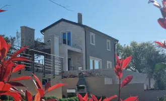 Traumhaus in Poreč Umgebung mit Meerblick und Wellnessbereich