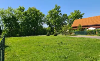 Sonniges Baugrundstück ohne Bauzwang in guter, ebener Siedlungslage am Bachrand in einer Sackgasse