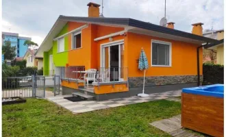 VILLA POLLUCE – HAUSHÄLFTE IN BIBIONE – NUR 40 m VOM MEER !