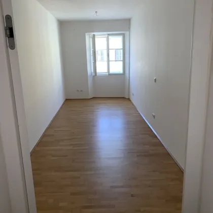 Neuwertige, moderne 2-Zimmer-Wohnung im Schärdinger Zentrum - Küche möbliert - Bild 3