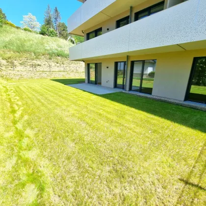 Das perfekte Familienparadies! Geniale Neubauwohnung mit WOW-Effekt! Riesiger Eigengarten und Terrasse + 4 Zimmer + Grün wohin das Auge reicht + Luftwärmepumpe! - Bild 2