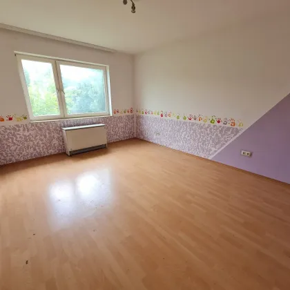 RENOVIERUNGSBEDÜRFTIGES EINFAMILIENHAUS! 104 m² Wohnfläche zzgl. ausbaufähiger Dachboden und Vollkeller! - Bild 3