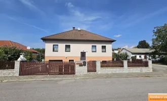 WOHNEN IM WEINVIERTEL - GEPFLEGTES UNTERKELLERTES EINFAMILIENHAUS MIT GARAGE UND PFLEGELEICHTER GARTENFLÄCHE