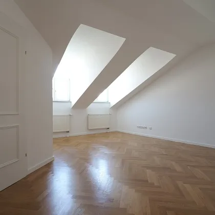 SCHÖNE 5 - ZIMMER - DG - WOHNUNG MIT FREIFLÄCHE (LOGGIA, TERRASSE) UND GARAGENSTELLPLATZ / NÄHE U4 OBER ST. VEIT - Bild 2