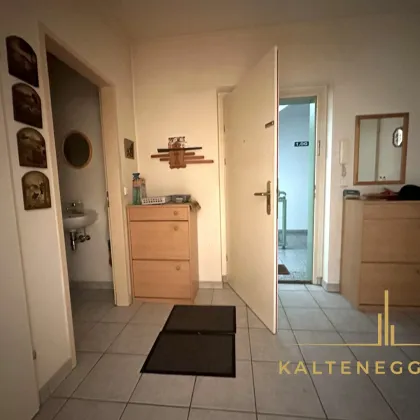 Erlebe Komfort und Natur in Markt Piesting - sanierungsbedürftig - 3 Zimmer Wohnung mit Loggia in den Innenhof - Bild 3