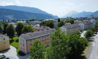 Wohnhaus mit südseitigem Balkon, Terrasse, Carport und Parkplätze