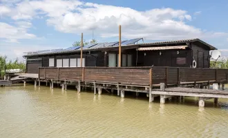 Große Flachdach-Seehütte in Toplage am offenen See