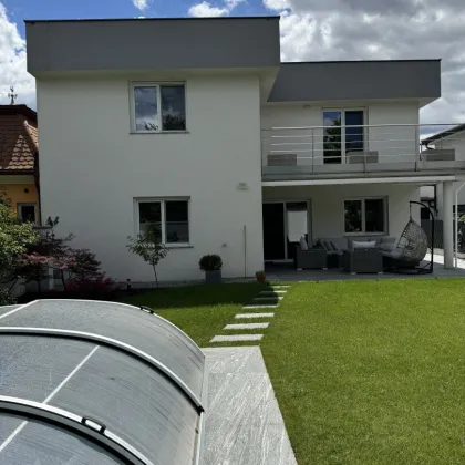 Exklusives Wohnvergnügen - Modernes Einfamilienhaus mit gepflegtem Garten und luxuriöser Ausstattung - Bild 2