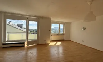 Lichtdurchflutete Wohnung mit Seeblick in Gmunden.