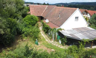 Sanierungsbedürftiges Haus mit Nebengebäude und Carport