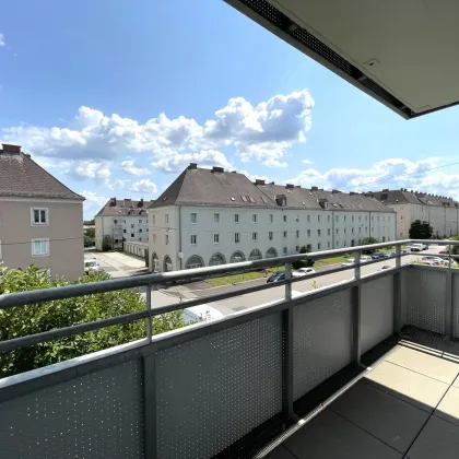 Unschlagbares Preis-/Leistungsverhältnis - mit wenig Aufwand zur Traumwohnung: Zentrale 3-Raum-Wohnung mit Balkon, nähe Donau/Zentrum - Bild 2