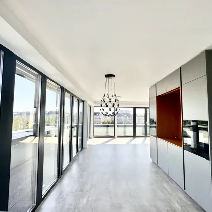 Luxus-Penthouse in der Besten Lage von Wien mit Dachterrasse & Panorama-Terrasse von ca. 110 m² | Beste Aussicht & direkt am Wasser ++ Panoramafenster ++ City View ++  - Bild 2