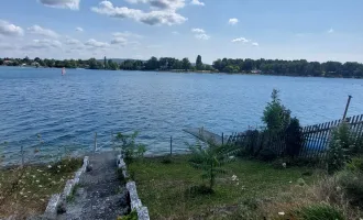 NEUFELDER SEE: großes Grundstück mit Wohnobjekten direkt am See !