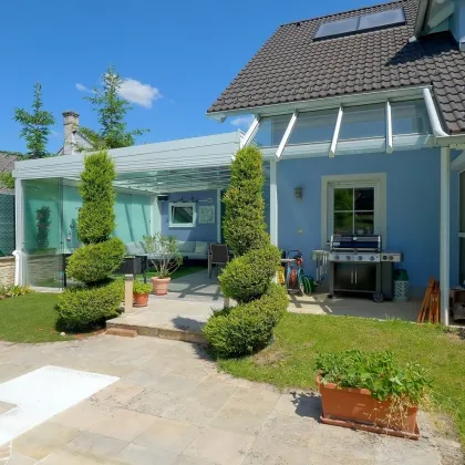 Traumhaftes Wohnen im Grünen: Bungalow mit 5 Zimmern, Loggia, Terrassen und Garage - Bild 3