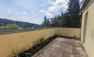 Hübsche Singlewohnung mit großer Terrasse und schönem Blick zum Leechwald in begehrter Lage!